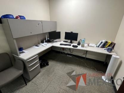 Escritorio de costado derecho en escuadra con archivero de pedestal de 3 cajones,  cubierta color blanco y 2 gavetas sobre puestas