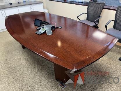 Mesa de sala de juntas para 8 personas con base y cubierta de madera color café 