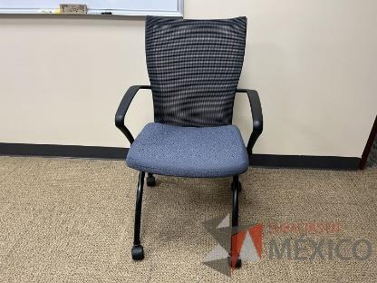 Silla de visita con ruedas, asiento en tela y respaldo en malla color negro