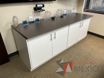 Credenza con 4 puertas color blanco y cubierta color café 