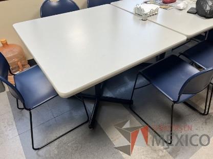 Mesa de trabajo cuadrada con base metálica y cubierto color blanco 