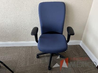 Silla con ruedas, descansabrazos, asiento  y respaldo en tela color azul 