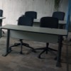 White desk with power outlets | Escritorio blanco con tomas de corriente