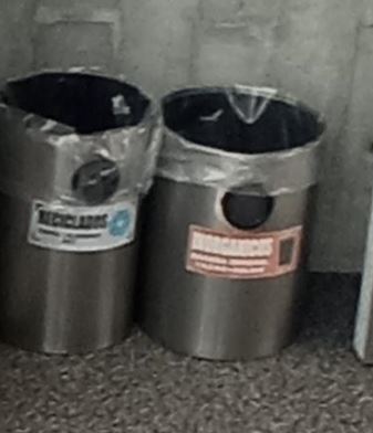 Round metal garbage bin | Cubo de basura metalico redondo