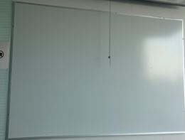 Whiteboard, wall-mounted | Pizarra blanca, montada en la pared