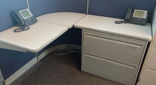 Workstation, L-shaped, with 2-drawer cabinet | Estación de trabajo, en L, con armario de 2 cajones
