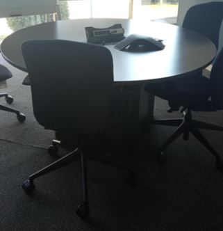 Round table, dark wood | Mesa redonda, madera oscura