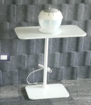 Air purifier on white table | Purificador de aire con mesa blanca