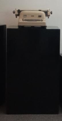 Pedestal, black | Pedestal, negro