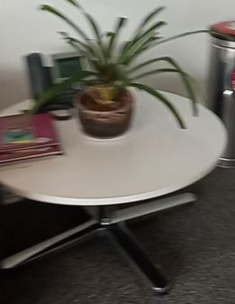 Round white table | Mesa blanca redonda