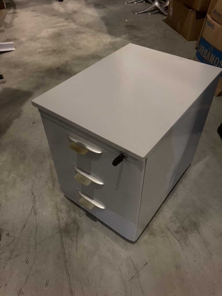 Pedestal, metal, on wheels | Pedestal, metal, on wheels