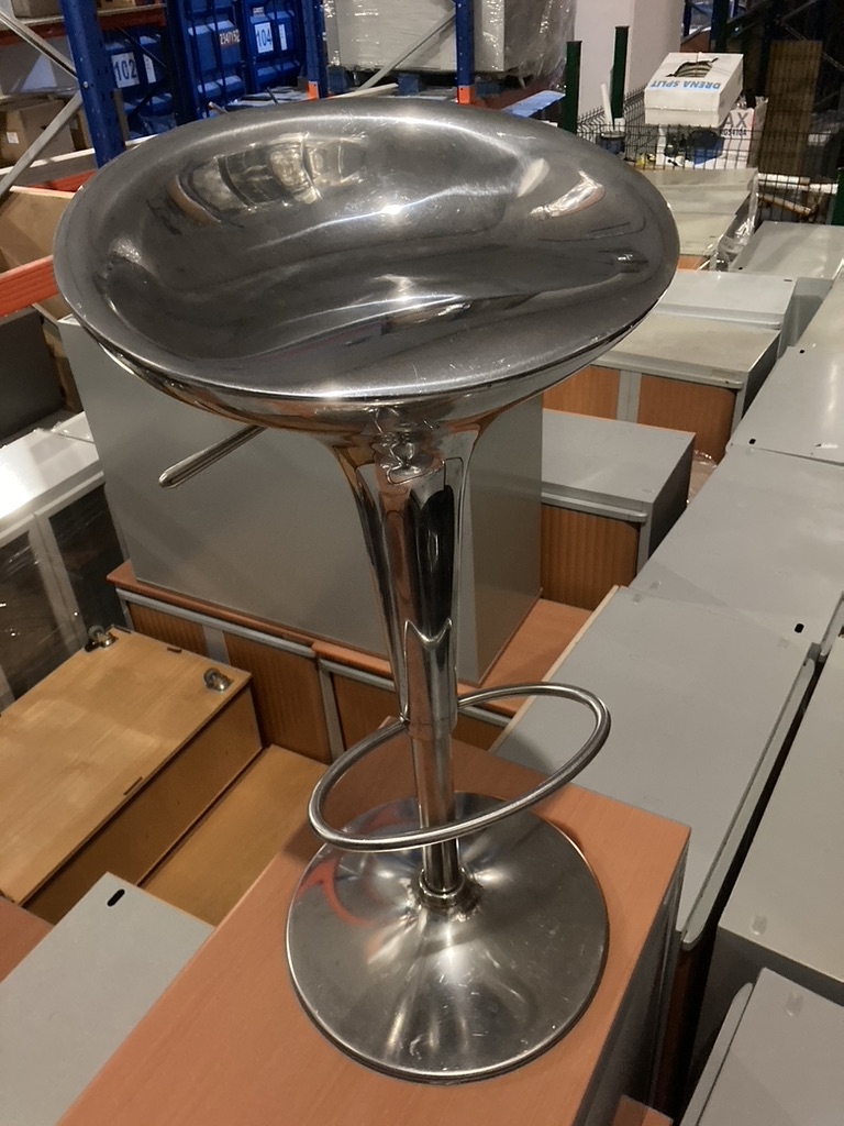 Metal bar stool | Banco de barra de metal