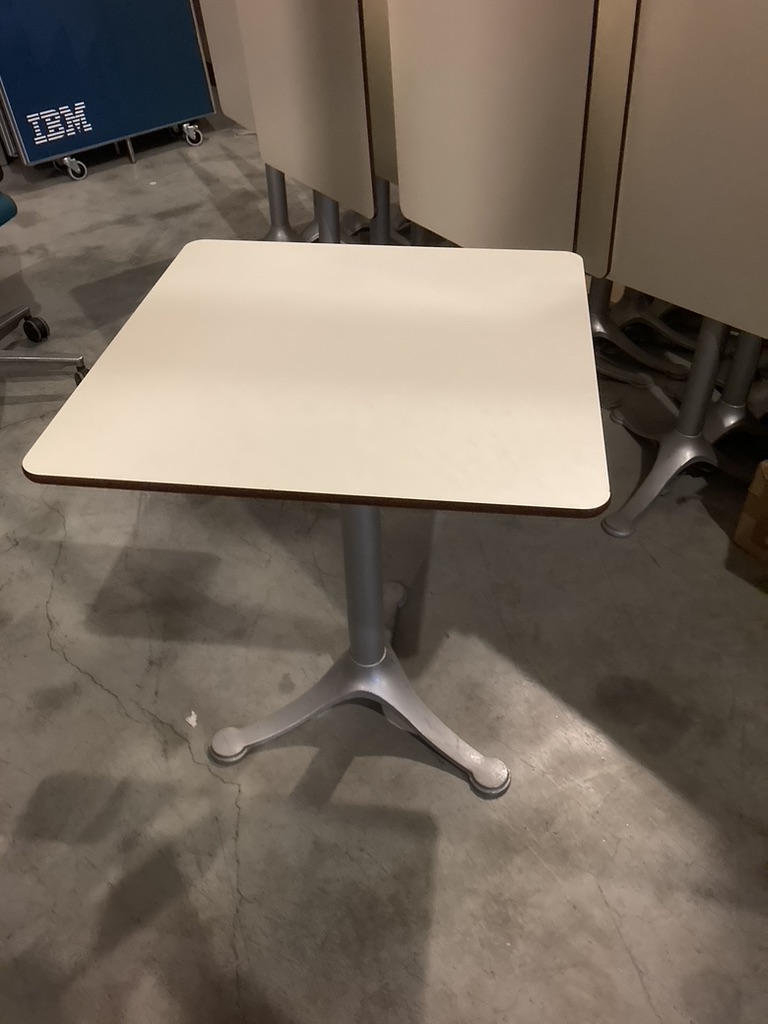 Square table | Mesa quadrada