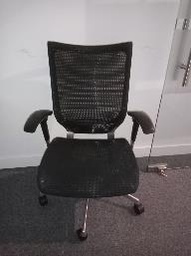[#B13-2] BLACK ARM CHAIR WITH WHEEL