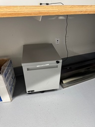 [#D16-68] Small Metal Table/Pedestal