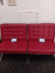 [#B6-0] 赤い革張りのソファ | Red Leather Sofa