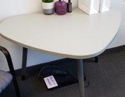 [#C11-14] Small Triangular table 