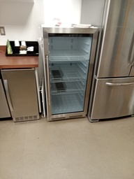 [#G9-Item ID 004711] Small fridge