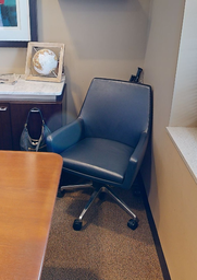 [#B12-10] Leather Rolling Chair