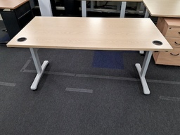 [#C12-72] Light wood effect tables on wheels