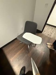 [#B12-38] Lounge chair with tablet arm