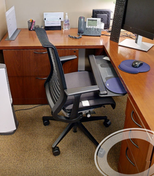 [#B13-3] Task chair with arms