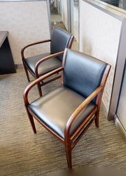 [#B9-3] Black guest chair with arms