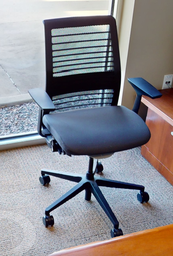 [#B13-3] Task chair with arms