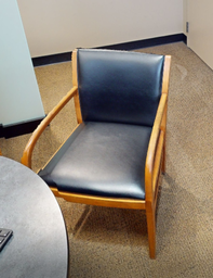 [#B9-5] Black guest chair with arms