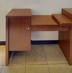 [#C4-11] Small cheque desk