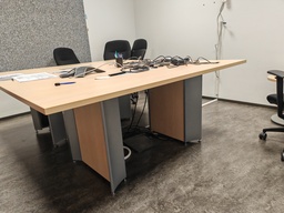 [#C5-9] Conference Table (Itanium)