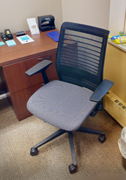 [#B13-3] Grey &amp; blk task chair with arms