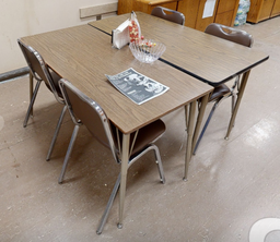 [#C4-20] Kitchen table