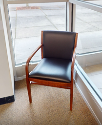 [#B9-5] Black guest chair with arms