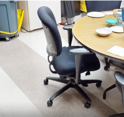 [#B13-7] Black cushioned task chair