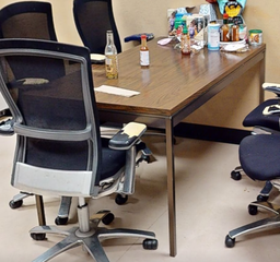 [#C4-9] Meeting table