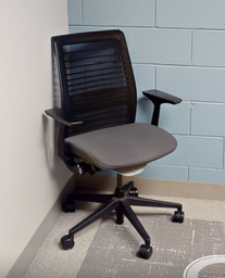 [#B13-4] Task chair with arms