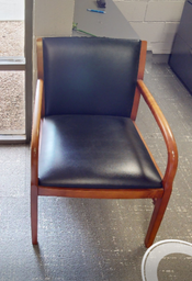 [#B9-5] Black guest chair with arms