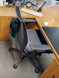 [#B13-2] Task chair with arms