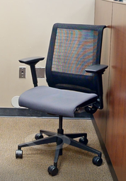 [#B13-3] Task chair with arms