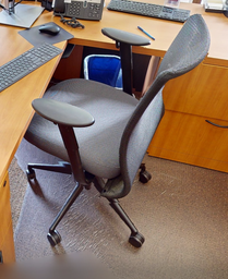 [#B13-4] Task chair with arms