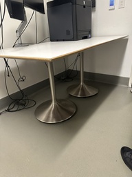 [#C12-6] Table with 2 metal support legs
