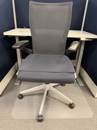 [#B13-10] Mesh back task chair with height-adjustable arms