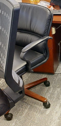 [#B13-3] Blk task chair with arms