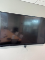 [#H16-108] 70" TV