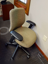 [#B13-5] Beige task chair w/arms
