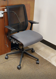 [#B13-3] Task chair with arms