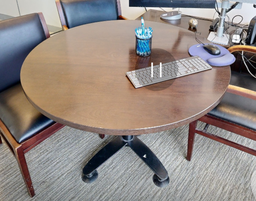 [#C4-9] Meeting table