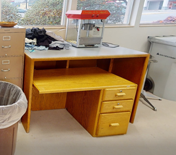 [#E2-3] Desk - no peds