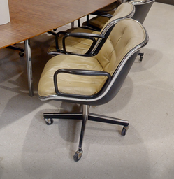 [#B5-7] Mobile conference chair